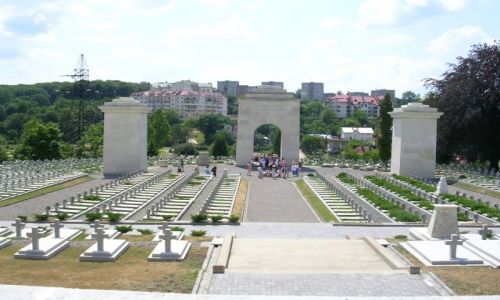 UKRAINA / Lw�w / cz�� cmentarza �yczakowskiego we Lwowie / Tu spoczywaj� Orl�ta Lwowskie