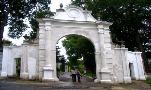 Zdjcie UKRAINA / Tarnopolski / Winiowiec / Brama palacowa po renowacji