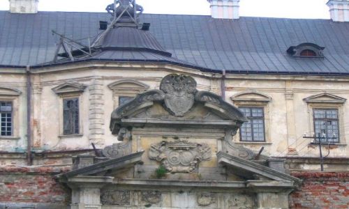 Zdjęcie UKRAINA / brodzki  - obwodu lwowskiego / Podhorce - zamek Koniecpolskich / fragment ściany frontowej z herbem