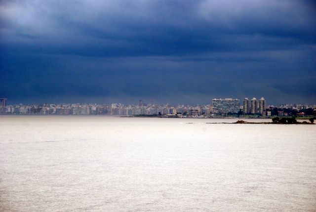 Zdjęcia: Montevideo , Montevideo , mroczny widok na stolice, URUGWAJ Zdjęcia: Montevideo , Montevideo , mroczny widok na stolice, URUGWAJ