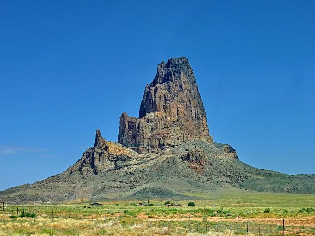 Zdjęcia: Monument Valley, Arizona, Samotna skała w Munument Valley, USA Zdjęcia: Monument Valley, Arizona, Samotna skała w Munument Valley, USA