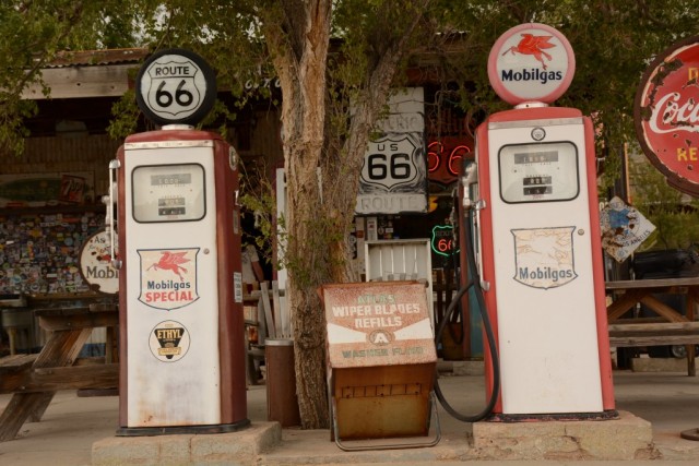 Zdj cia: gdzie pomidzy Flagstaff a Las Vegas, Arizona, Pozostaoci legendy Route 66 - nieczynna stacja benzynowa, USA