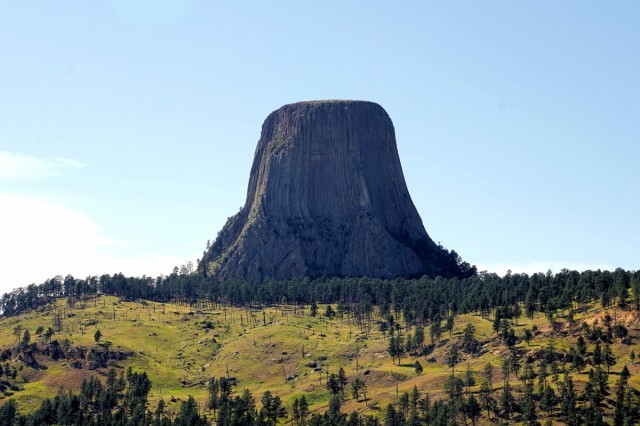 Zdj cia: Devils Tower National Monument, Wyoming, Widok z drogi do Devils Tower, USA