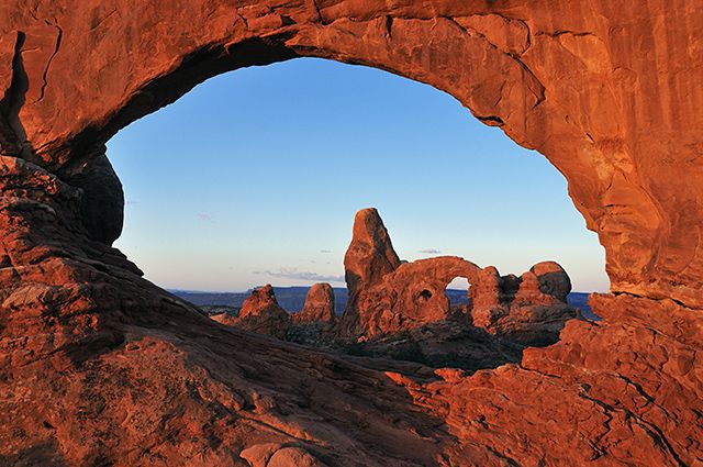 Zdjęcia: Arches, Utah, Turret Arch widziany przez North Window, USA Zdjęcia: Arches, Utah, Turret Arch widziany przez North Window, USA
