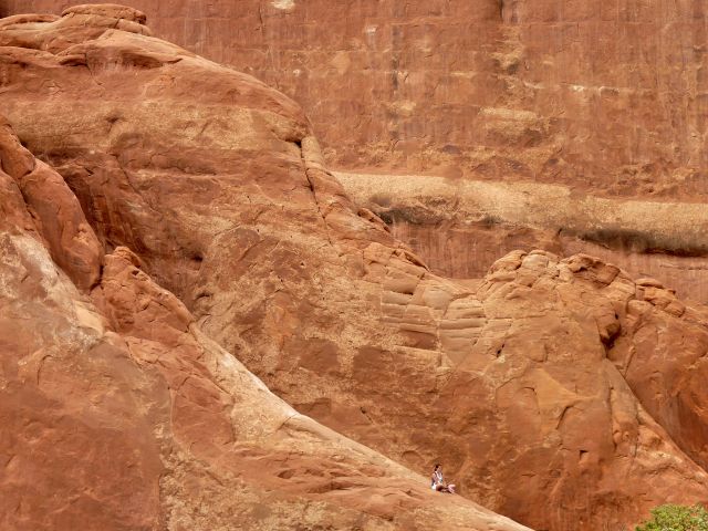 Zdjęcia: Arches NP, Utah, Dziewczynka na skale, USA Zdjęcia: Arches NP, Utah, Dziewczynka na skale, USA