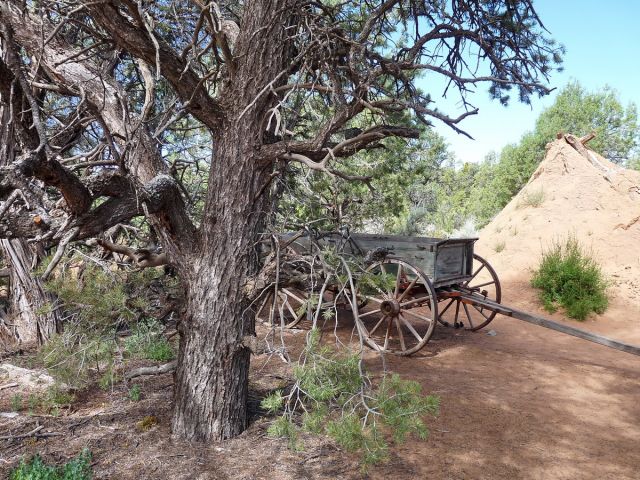 Zdjęcia: Navajo NP, Arizona, Skansen - wóz i prymitywne lepianki, USA Zdjęcia: Navajo NP, Arizona, Skansen - wóz i prymitywne lepianki, USA