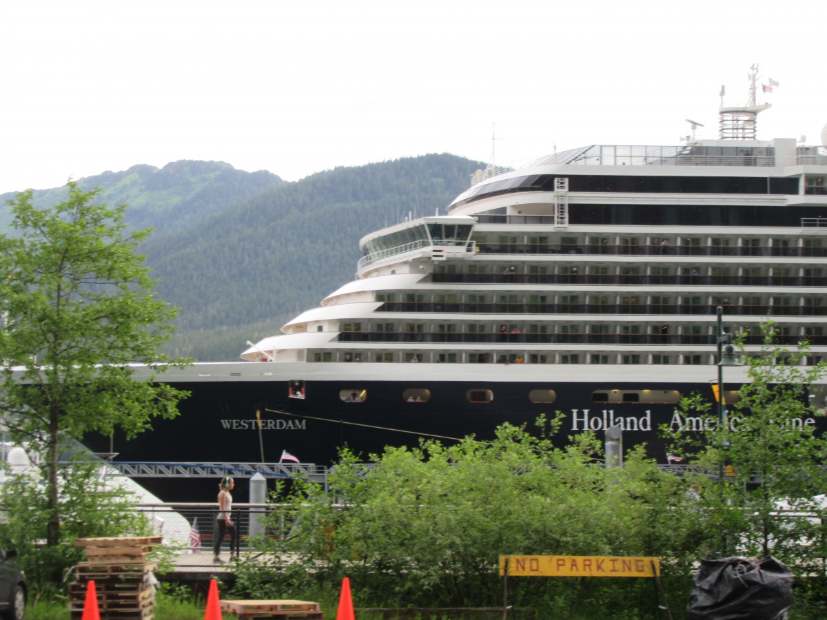 Zdjęcia: Cumujące wielkie statki wycieczkowe, Juneau, Juneau - stolica stanu Alaska USA, USA Zdjęcia: Cumujące wielkie statki wycieczkowe, Juneau, Juneau - stolica stanu Alaska USA, USA