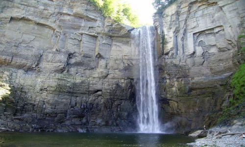 Zdjęcie USA / stan Nowy York / Taughannock Falls State Park / pięknie usytuowany wodospad Taughannock