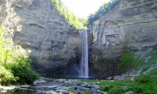 Zdjęcie USA / stan Nowy York / Taughannock Falls State Park / widok z mostku na wodospad