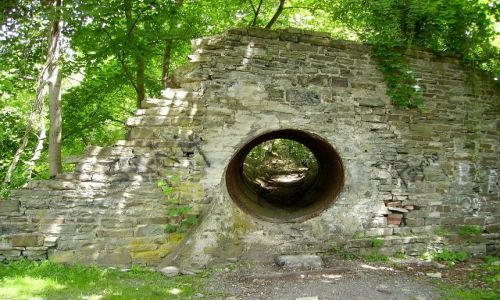 Zdjęcie USA / stan Nowy York / Ithaca - Finger Lakes / fragment starych murów przy wodospadzie