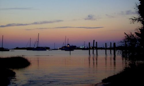 Zdjecie USA / North Carolina / Outer Banks - Ocracoke Island / w porcie jachtowym o zmroku