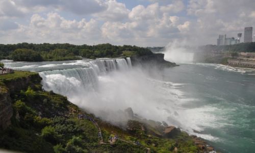 Zdjęcie USA / Na granicy amerykansko-kanadyjskiej / Niagara / Wodospady tęczą malowane