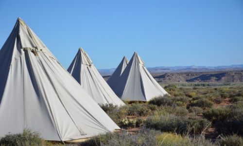 USA / Utah / Moab Under Canvas / Hotel w Tipi na pustyni, w tle Arches N.P.