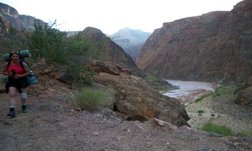 Zdjecie USA / -Grand Canyon (Wielki Kanion) / Arizona / z plecakiem w dol kaniony