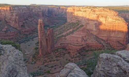 Zdjcie USA / Arizona / Canyon de Chelly / Wyzocone socem szczyty...