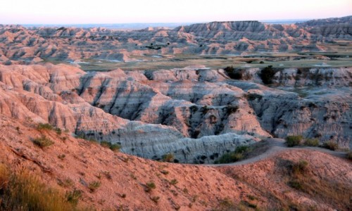 Zdjęcie USA / South Dacota / Badlands National Park / Kolorowe Badlands o zachodzie
