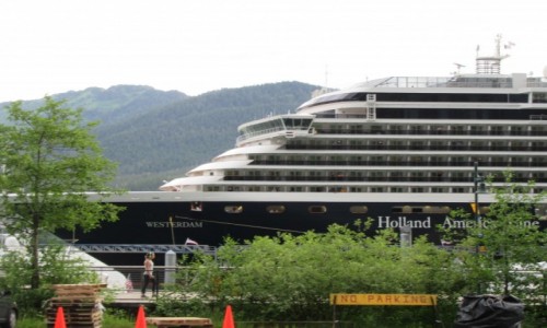 Zdjcie USA / Juneau / Cumujce wielkie statki wycieczkowe / Juneau - stolica stanu Alaska  USA