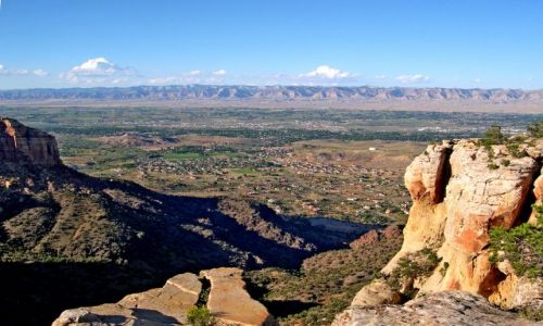 Zdjecie USA / brak / Kolorado /  Colorado National Monument / miasteczko w dolinie