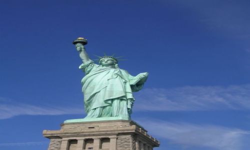 Zdjecie USA / Nowy Jork / Liberty Island / ziele na postumencie w otoczeniu piknego bkitu nieba