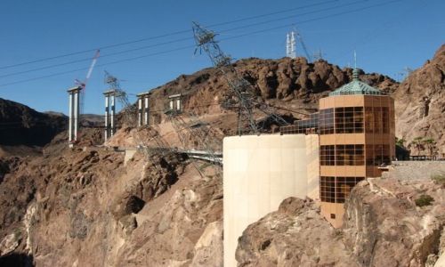 Zdjecie USA / na granicy stanw Arizona i Nevada / brak / Zapora Hoovera- budowa mostu czcego  dwa strome brzegi 
