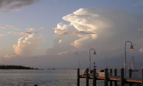 Zdjecie USA / Floryda / Florida Keys / wywijają chmury