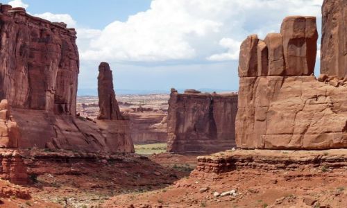 Zdjęcie USA / Utah / Arches NP / Strzeliste skały na początku trasy przez park
