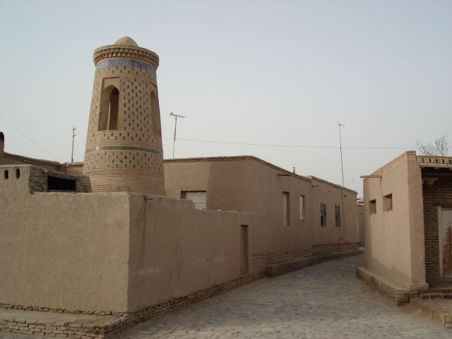 Zdjęcia: Chiwa, Chorezm, Uliczka z minaretem, UZBEKISTAN Zdjęcia: Chiwa, Chorezm, Uliczka z minaretem, UZBEKISTAN