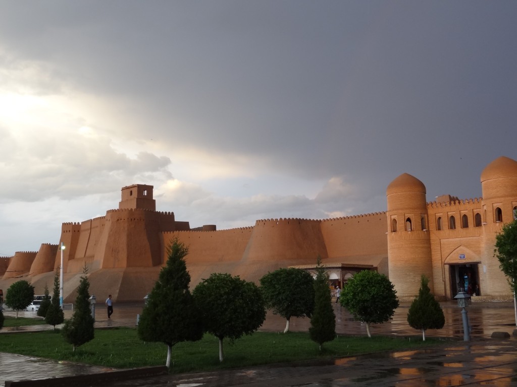 Zdjęcia: Chiwa, Mury Chiwy w deszczu, UZBEKISTAN Zdjęcia: Chiwa, Mury Chiwy w deszczu, UZBEKISTAN