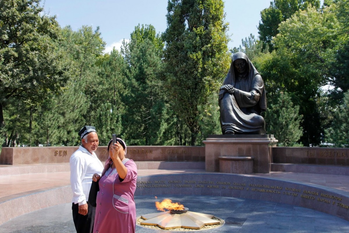 Zdjęcia: Taszkient, Selfie przed pomnikiem pamięci, UZBEKISTAN Zdjęcia: Taszkient, Selfie przed pomnikiem pamięci, UZBEKISTAN