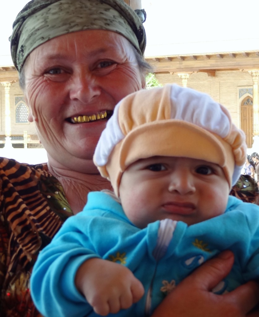 Zdjęcia: Na uliczkach miasta, Samarkanda, Pięknego mam wnuka, czyż nie?, UZBEKISTAN Zdjęcia: Na uliczkach miasta, Samarkanda, Pięknego mam wnuka, czyż nie?, UZBEKISTAN