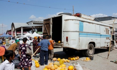 Zdjęcie UZBEKISTAN / Karakałpacja / Mangit / Sprzedaż melonów na targowisku