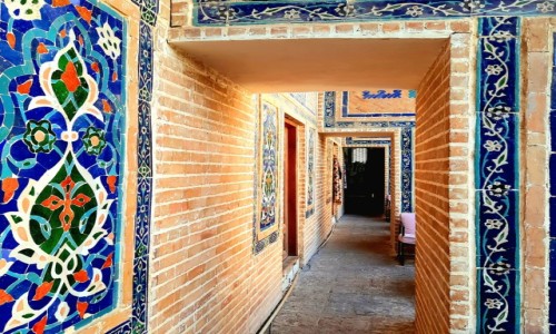 Zdjcie UZBEKISTAN / Samarkanda / Madrasa Wschodnia / Balkonik