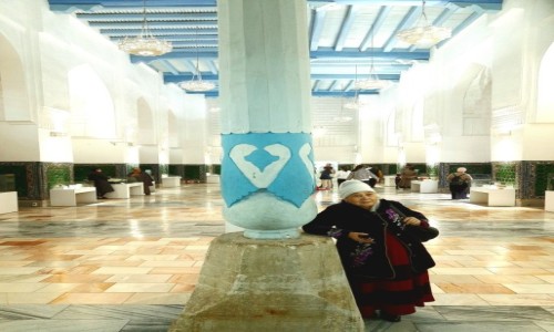 Zdjcie UZBEKISTAN / Samarkanda / Madrasa Wschodnia / Szukajc wsparcia