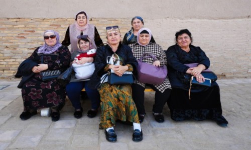 Zdjcie UZBEKISTAN / Wilajet chorezmijski / Chiwa / Wesoe kumoszki z  Iczan Kala