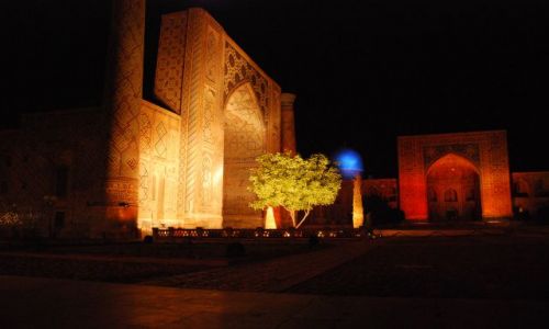 Zdjęcie UZBEKISTAN / Samarkanda / Registan / Registan nocą
