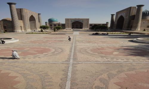 Zdjecie UZBEKISTAN / Uzbekistan / Samarkanda / Registan rankiem