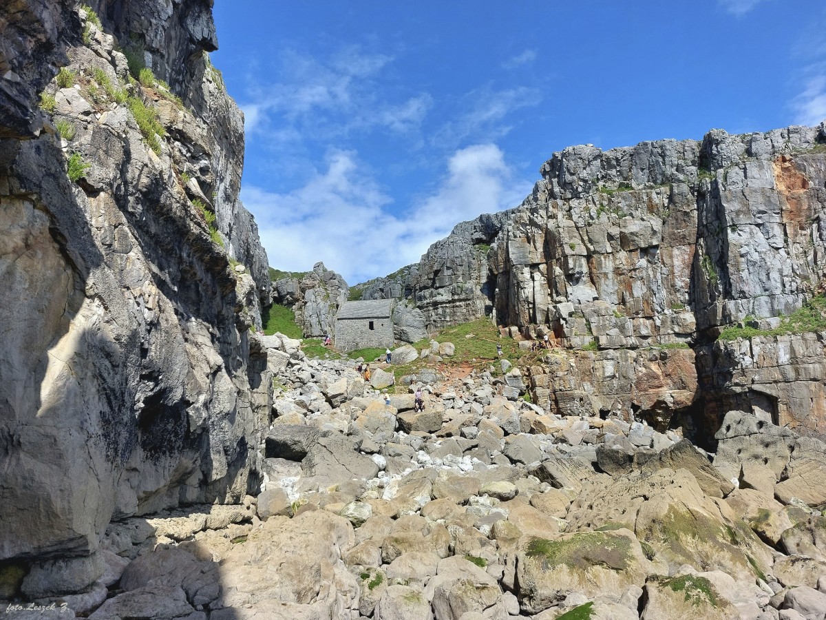 Zdjęcia: Hrabstwo Pembrokeshire, Park Narodowy Pembrokeshire Coast., XIII wieczna Kaplica św. Govana., WALIA Zdjęcia: Hrabstwo Pembrokeshire, Park Narodowy Pembrokeshire Coast., XIII wieczna Kaplica św. Govana., WALIA