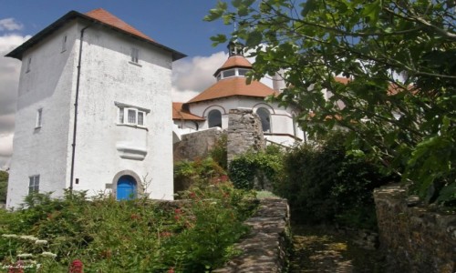 Zdjcie WALIA / Hrabstwie Pembrokeshire, / Morze Celtyckie. / Klasztor Benedyktynw i Figowiec Pospolity.