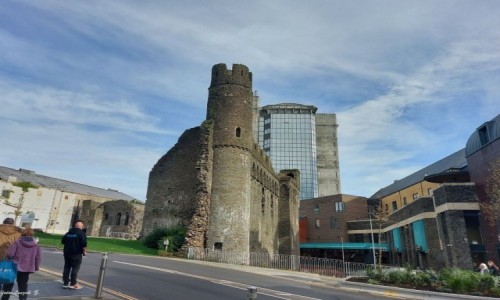 Zdjcie WALIA / Swansea. / Centrum Swansea. / Ruiny zamku w Swansea.