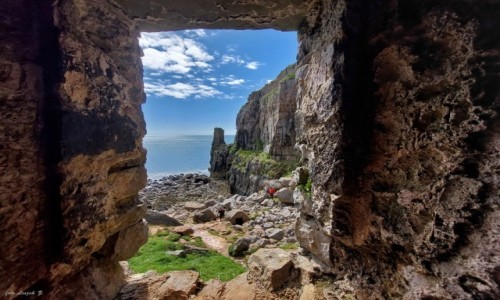 Zdjcie WALIA / Park Narodowy Pembrokeshire Coast. / hrabstwo Pombrokeshire. / Widok z okna kaplicy w. Govana dla 