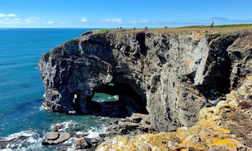 Zdjcie WALIA / Park Narodowy Pembrokeshire Coast. / poligon wojskowy Castlemartin. / Zielony Most Walii (Green Bridge of Wales).