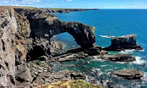 Zdjcie WALIA / Park Narodowy Pembrokeshire Coast. / poligon wojskowy Castlemartin. / Zielony Most Walii (Green Bridge of Wales).
