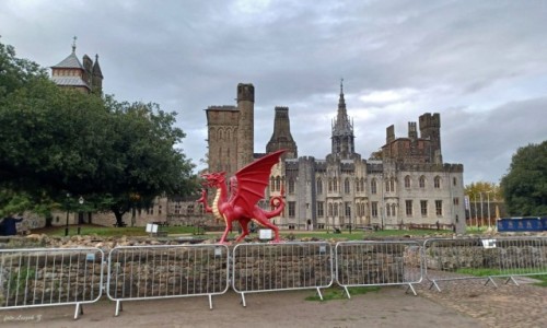 Zdjcie WALIA / Cardiff. / Cardiff. / Smok walijski na tle zamku.