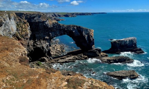 Zdjcie WALIA / Park Narodowy Pembrokeshire Coast. / Pembrokeshire. / Zielony Most - (Green Bridge of Wales).