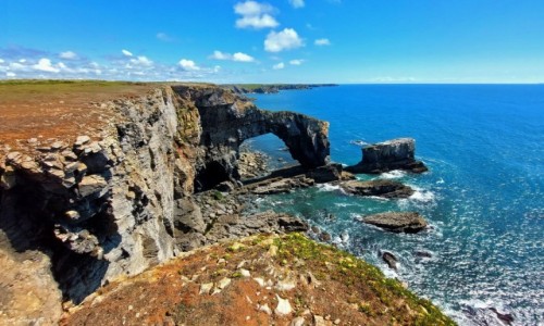 Zdjcie WALIA / Park Narodowy Pembrokeshire Coast. / Poligon wojskowy Castlemartin. / Green Bridge of Wales - (Zielony Most).
