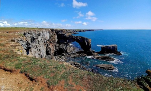 Zdjcie WALIA / Park Narodowy Pembrokeshire Coast. / Pembrokeshire. / Green Bridge of Wales - (Zielony Most).