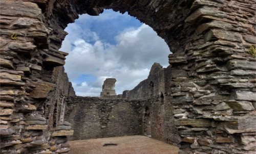 Zdjęcie WALIA / Południowa Walia. / Miasto Neath. / Neath Abbey Monastyr przez okienko.