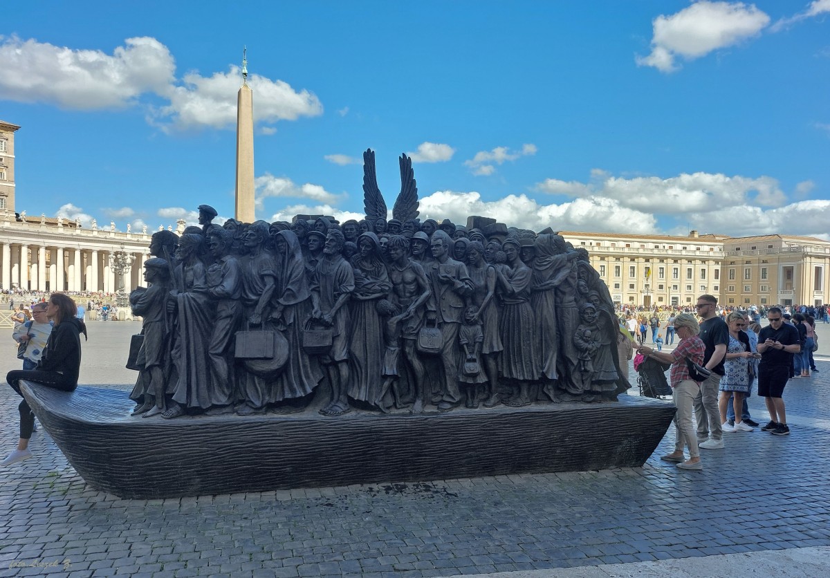Zdjęcia: Plac św. Piotra., Watykan, Pomnik migrantów., WATYKAN Zdjęcia: Plac św. Piotra., Watykan, Pomnik migrantów., WATYKAN