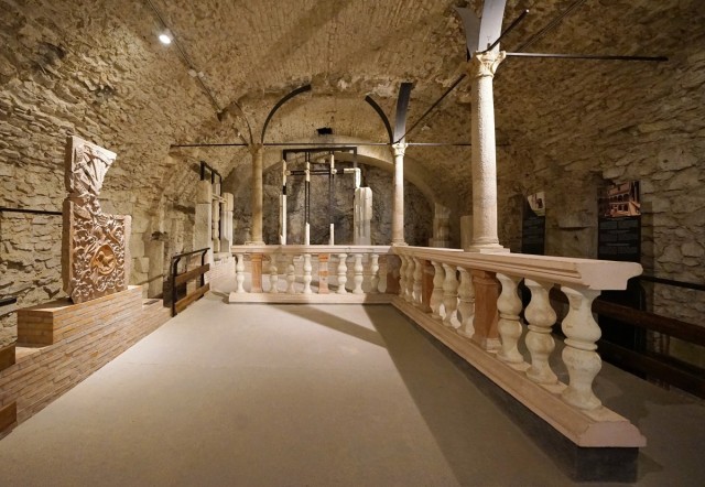 Zdj cia: Wyszehrad, Zakole Dunaju., Pałac KrólewskI - rekonstrukcja sali królewskiej, WĘGRY Zdj cia: Wyszehrad, Zakole Dunaju., Pałac KrólewskI - rekonstrukcja sali królewskiej, WĘGRY