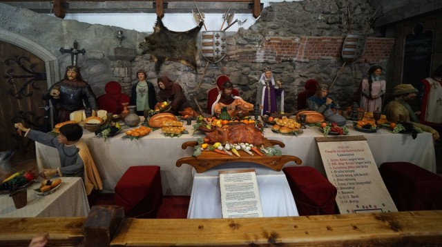Zdj cia: Zamek Wyszehrad, Zakole Dunaju, Diorama - biesiada na zamku, WĘGRY Zdj cia: Zamek Wyszehrad, Zakole Dunaju, Diorama - biesiada na zamku, WĘGRY